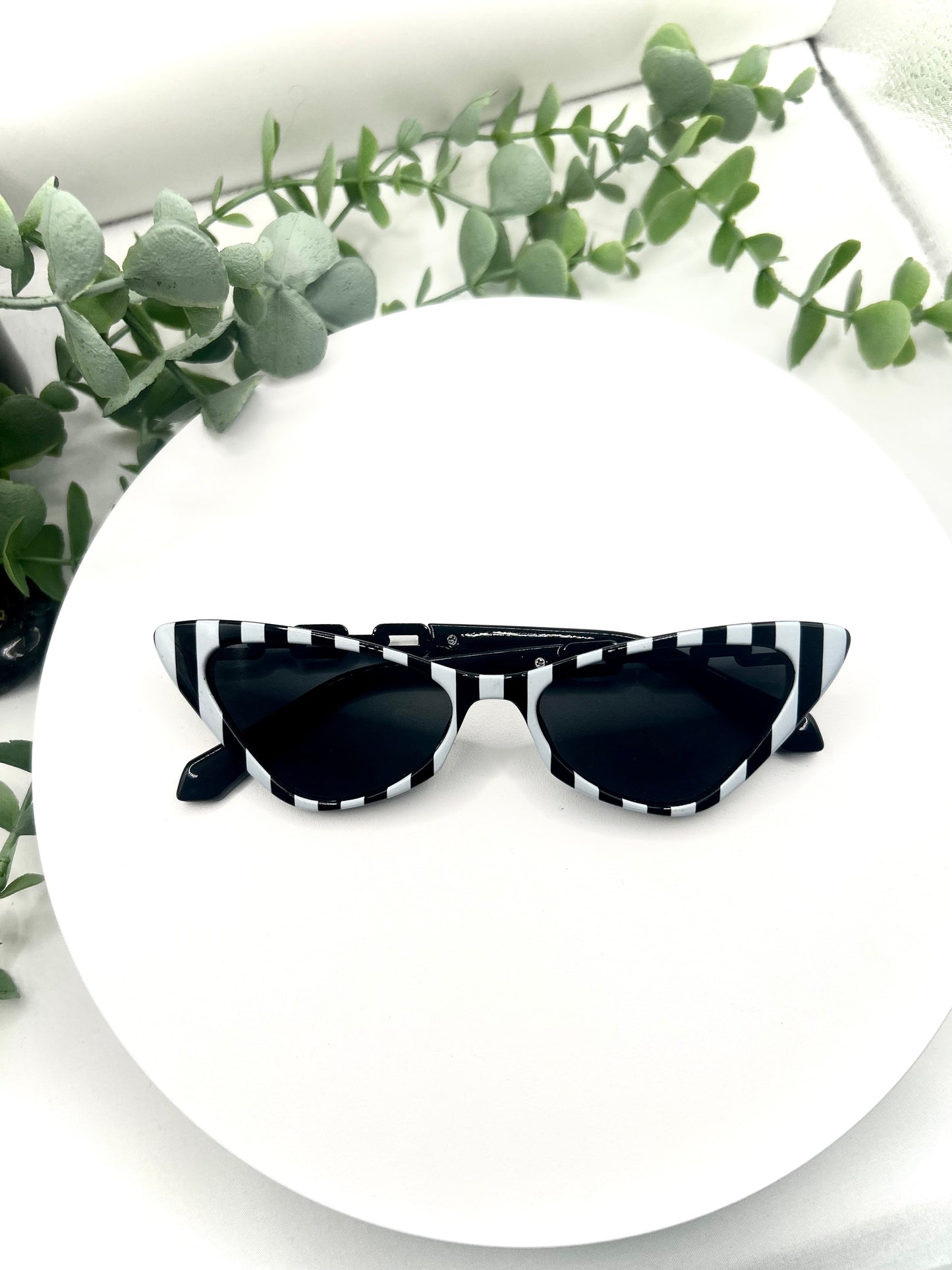Beetlejuice Bae-Cat Eye Sunglasses Bold Black & White Stripes Shades, Retro Vintage 50’s 60s Pin-Up Fashion Frames for Summer Beach