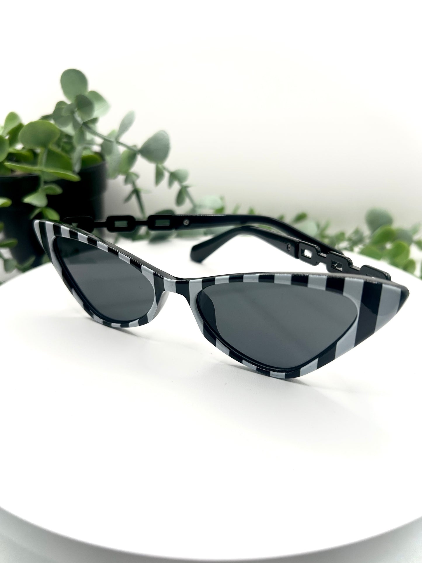 Beetlejuice Bae-Cat Eye Sunglasses Bold Black & White Stripes Shades, Retro Vintage 50’s 60s Pin-Up Fashion Frames for Summer Beach