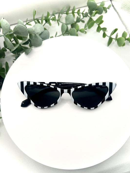 Beetlejuice Bae-Cat Eye Sunglasses Bold Black & White Stripes Shades, Retro Vintage 50’s 60s Pin-Up Fashion Frames for Summer Beach