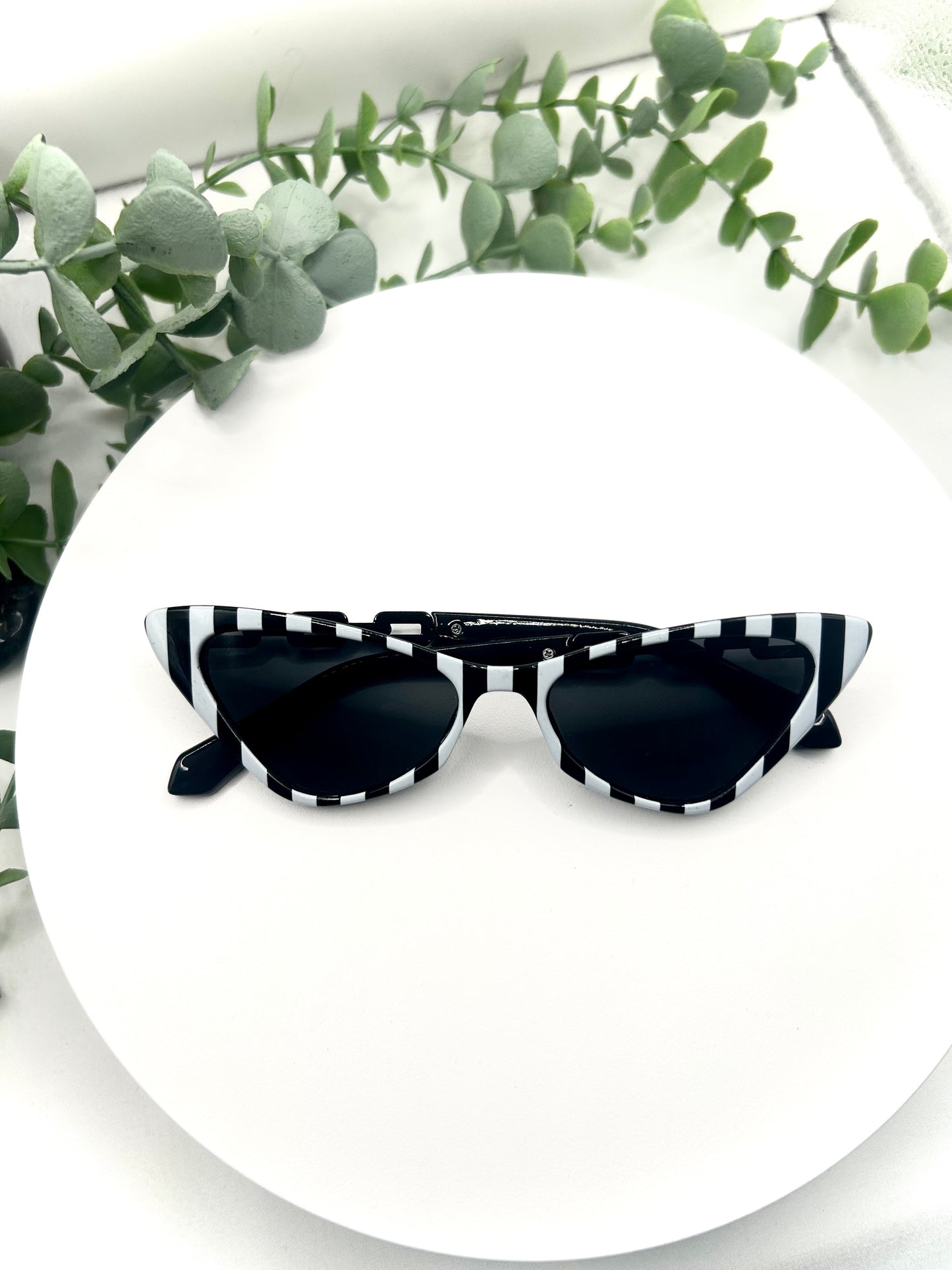 Beetlejuice Bae-Cat Eye Sunglasses Bold Black & White Stripes Shades, Retro Vintage 50’s 60s Pin-Up Fashion Frames for Summer Beach